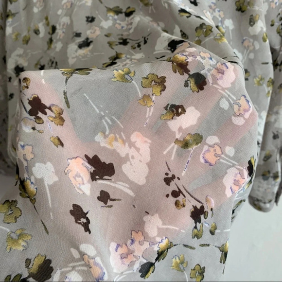 Cabi Matinee Blouse Floral Print Top Gray 5204 size XS - Picture 7 of 7